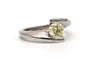 Bague 49 Bague contemporaine en or blanc et diamant jaune 58 Facettes 23826