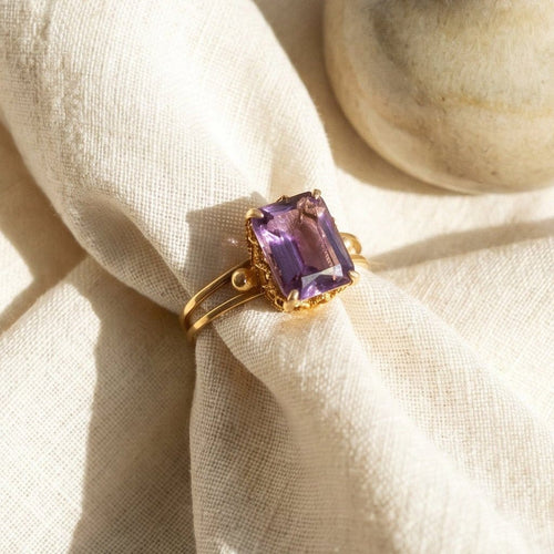 https://cdn.shopify.com/s/files/1/0442/6560/3235/files/vintage-amethyst-ring-aus-gelbgoldhoney-jewelry-6167700.jpg?v=1780031538