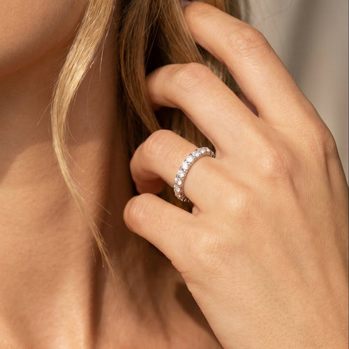 https://cdn.shopify.com/s/files/1/0442/6560/3235/files/eternity-ring-aus-weissgold-mit-brillantenhoney-jewelry-7905419.jpg?v=1780031536