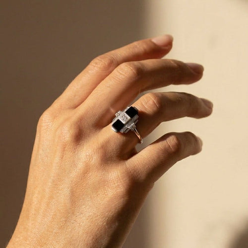 https://cdn.shopify.com/s/files/1/0442/6560/3235/files/art-deco-ring-mit-onyx-und-diamantenhoney-jewelry-9723266.jpg?v=1780031535