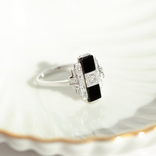 https://cdn.shopify.com/s/files/1/0442/6560/3235/files/art-deco-ring-mit-onyx-und-diamantenhoney-jewelry-3442984.jpg?v=1780031534