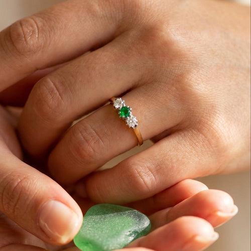 https://cdn.shopify.com/s/files/1/0442/6560/3235/files/vintage-smaragd-diamantring-aus-585-gelbgoldhoney-jewelry-2145631.jpg?v=1780031542
