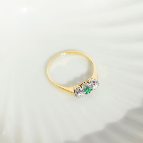 https://cdn.shopify.com/s/files/1/0442/6560/3235/files/vintage-smaragd-diamantring-aus-585-gelbgoldhoney-jewelry-7081984.jpg?v=1780031540
