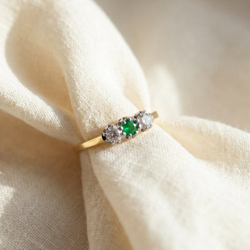 https://cdn.shopify.com/s/files/1/0442/6560/3235/files/vintage-smaragd-diamantring-aus-585-gelbgoldhoney-jewelry-7352274.jpg?v=1780031541