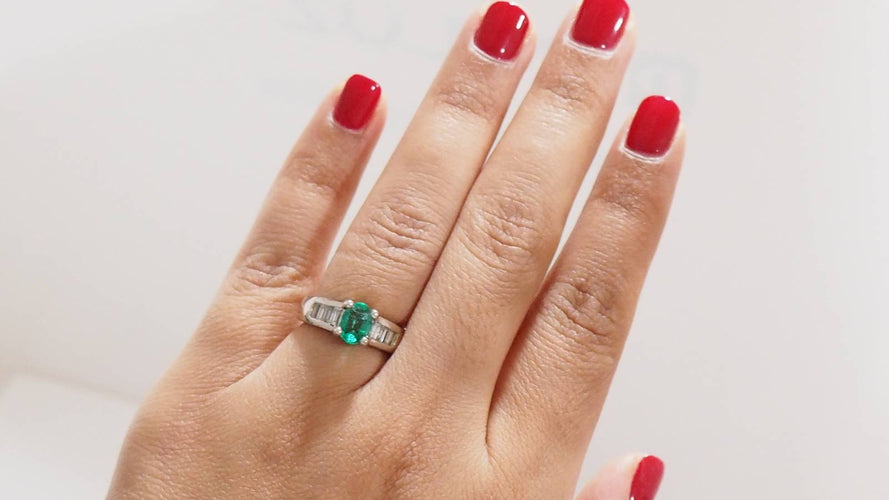 Bague 53 Bague - Émeraude et diamants baguettes en or blanc 58 Facettes F4162