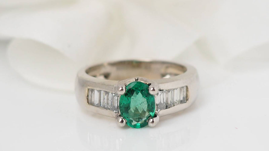Bague 53 Bague - Émeraude et diamants baguettes en or blanc 58 Facettes F4162