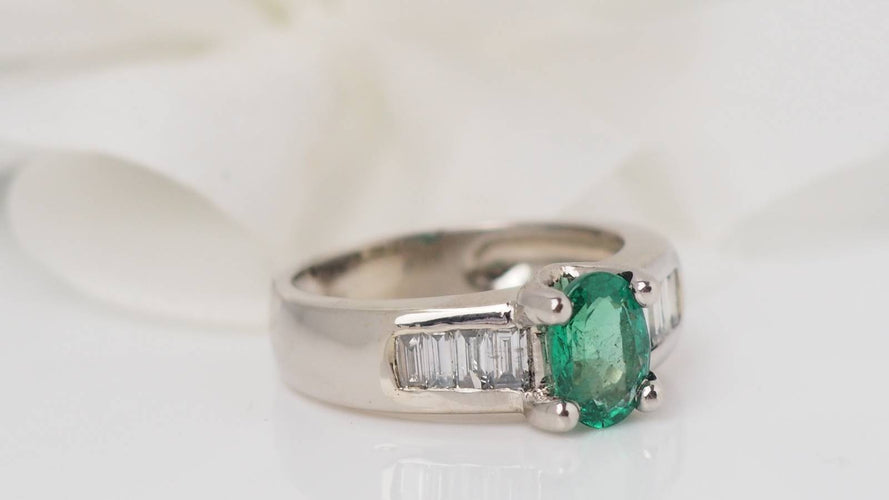 Bague 53 Bague - Émeraude et diamants baguettes en or blanc 58 Facettes F4162