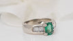 Bague 53 Bague - Émeraude et diamants baguettes en or blanc 58 Facettes F4162