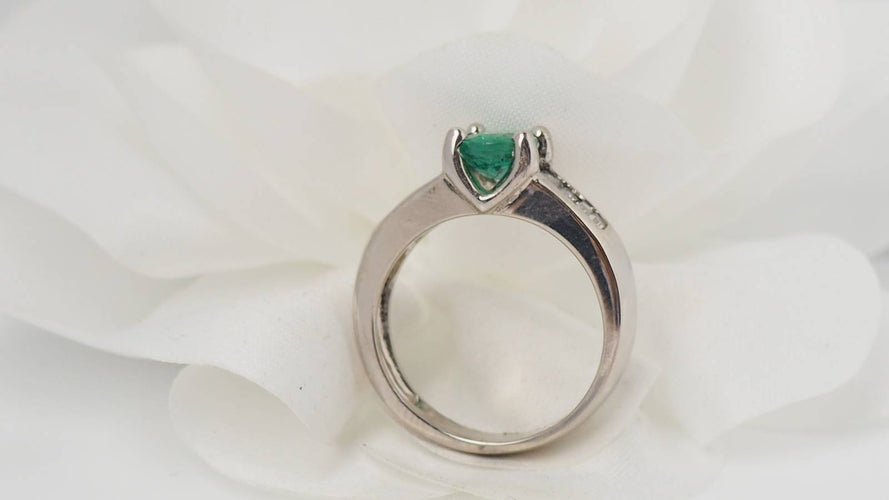 Bague 53 Bague - Émeraude et diamants baguettes en or blanc 58 Facettes F4162