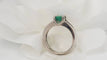 Bague 53 Bague - Émeraude et diamants baguettes en or blanc 58 Facettes F4162