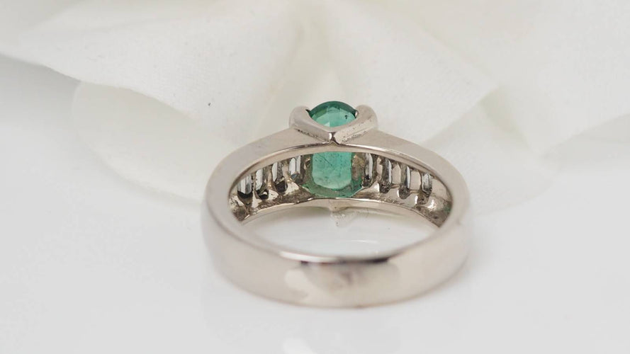 Bague 53 Bague - Émeraude et diamants baguettes en or blanc 58 Facettes F4162