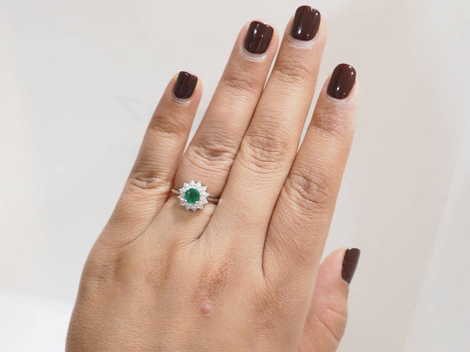 Bague 53 Bague double entourage en or blanc, émeraude et diamants 58 Facettes 33177