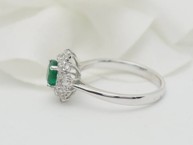 Bague 53 Bague double entourage en or blanc, émeraude et diamants 58 Facettes 33177