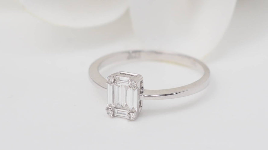 Bague 53.5 Bague solitaire en or blanc et diamants taille baguette 58 Facettes 32845