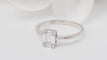 Bague 53.5 Bague solitaire en or blanc et diamants taille baguette 58 Facettes 32845