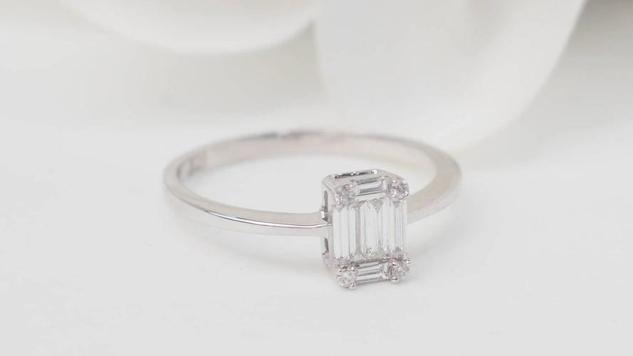 Bague 53.5 Bague solitaire en or blanc et diamants taille baguette 58 Facettes 32845