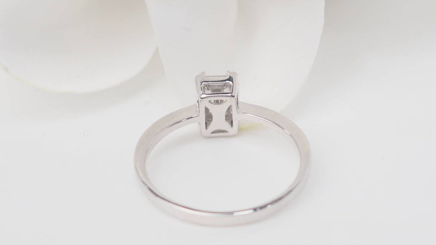 Bague 53.5 Bague solitaire en or blanc et diamants taille baguette 58 Facettes 32845