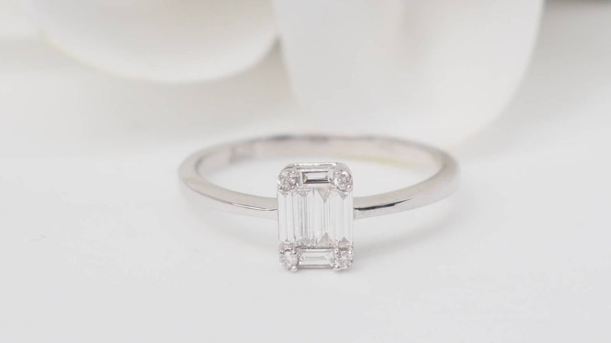 Bague 53.5 Bague solitaire en or blanc et diamants taille baguette 58 Facettes 32845