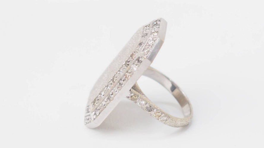 Bague Carolina Bucci - Bague Emerald Cut en or blanc et diamants 58 Facettes 32862