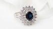 Bague Bague entourage en or blanc, saphir ovale et diamants 58 Facettes 32968