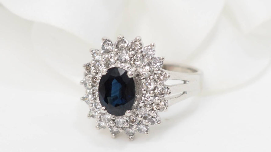 Bague Bague entourage en or blanc, saphir ovale et diamants 58 Facettes 32968