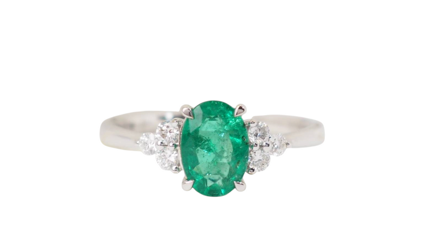Bague 53.5 Bague en or blanc, émeraude ovale et diamants 58 Facettes 32943