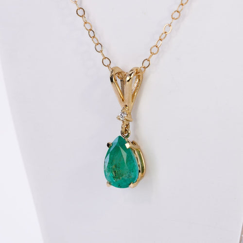 Pendentif Pendentif en or jaune 14 ct avec émeraude et diamant 58 Facettes P002