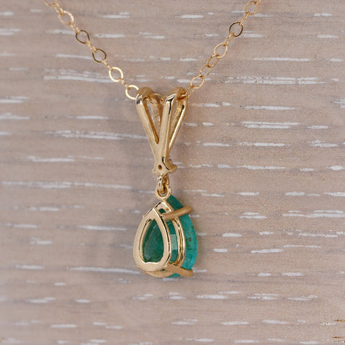Pendentif Pendentif en or jaune 14 ct avec émeraude et diamant 58 Facettes P002