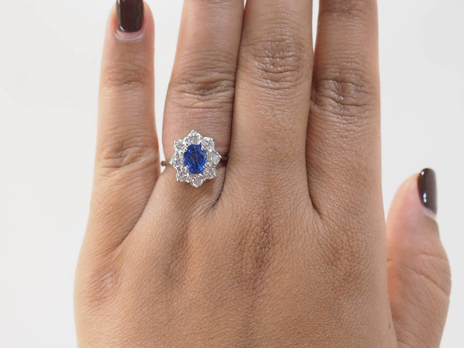Bague 52 Bague entourage en or blanc, saphir de Ceylan et diamants 58 Facettes 33229