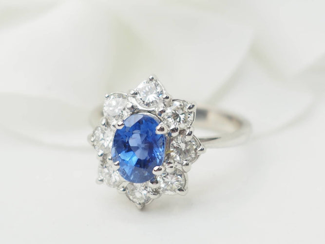 Bague 52 Bague entourage en or blanc, saphir de Ceylan et diamants 58 Facettes 33229