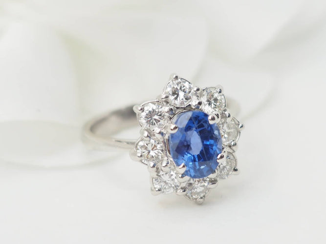 Bague 52 Bague entourage en or blanc, saphir de Ceylan et diamants 58 Facettes 33229