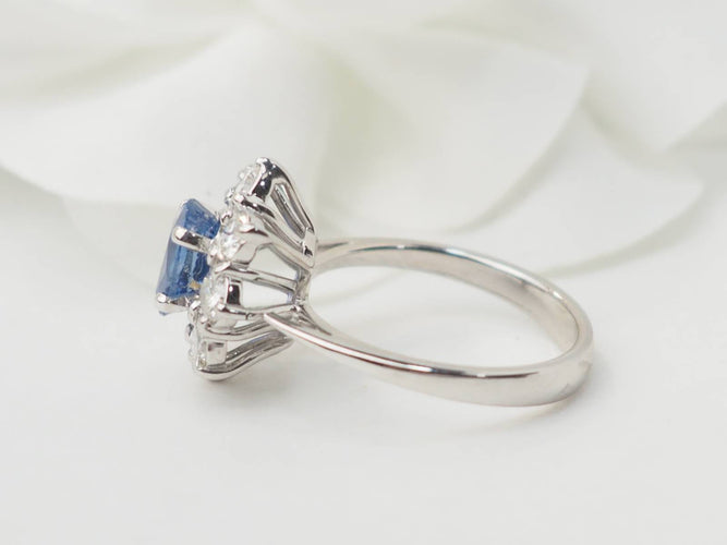 Bague 52 Bague entourage en or blanc, saphir de Ceylan et diamants 58 Facettes 33229