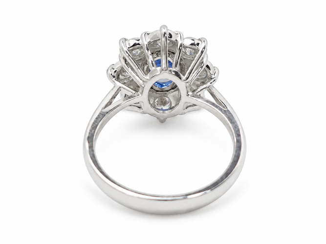 Bague 52 Bague entourage saphir de Ceylan 1,50 ct et diamants 0,80 ct en or blanc 18 carats 58 Facettes 33229