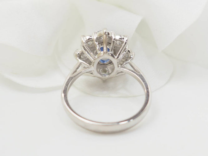 Bague 52 Bague entourage en or blanc, saphir de Ceylan et diamants 58 Facettes 33229
