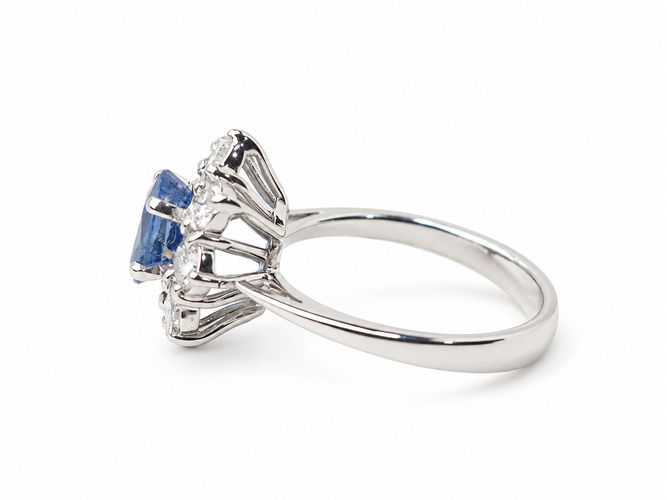 Bague 52 Bague entourage saphir de Ceylan 1,50 ct et diamants 0,80 ct en or blanc 18 carats 58 Facettes 33229