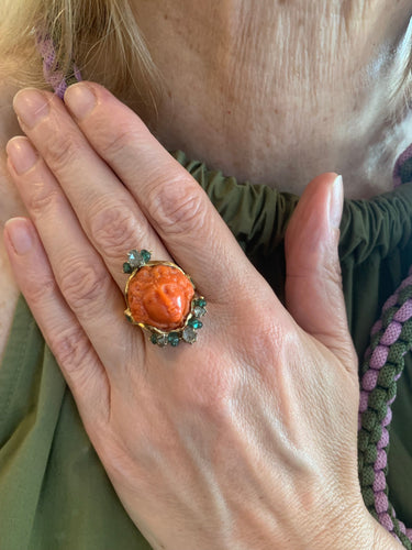 https://cdn.shopify.com/s/files/1/0647/1470/3075/files/BagueAncienne-BagueCameeCorailEmeraudesDiamantsOrJaune-JoaillerieParis-LesPierresdeJulie_4.jpg?v=1780306682