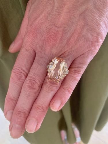 https://cdn.shopify.com/s/files/1/0647/1470/3075/files/BagueCocktail-BagueMorganite15CaratsDiamantsOrRose-JoaillerieParis-LesPierresdeJulie_5.jpg?v=1780308050