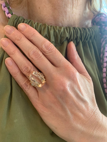 https://cdn.shopify.com/s/files/1/0647/1470/3075/files/BagueCocktail-BagueMorganite15CaratsDiamantsOrRose-JoaillerieParis-LesPierresdeJulie_3.jpg?v=1780308050