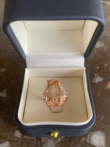 https://cdn.shopify.com/s/files/1/0647/1470/3075/files/BagueCocktail-BagueMorganite15CaratsDiamantsOrRose-JoaillerieParis-LesPierresdeJulie_4.jpg?v=1780308048
