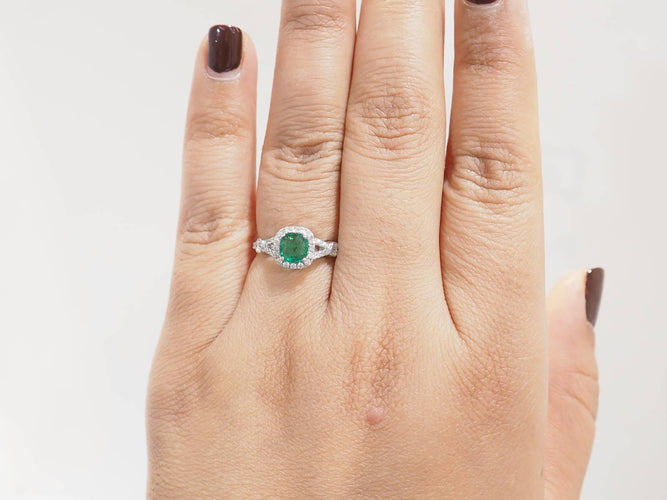 Bague Bague entourage en or blanc, émeraude 0,61 ct et diamants 58 Facettes 33176