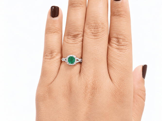 Bague 53 Bague entourage en or blanc 18 carats, émeraude de Zambie et diamants 58 Facettes 33176