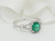 Bague Bague entourage en or blanc, émeraude 0,61 ct et diamants 58 Facettes 33176