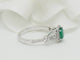 Bague Bague entourage en or blanc, émeraude 0,61 ct et diamants 58 Facettes 33176