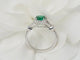 Bague Bague entourage en or blanc, émeraude 0,61 ct et diamants 58 Facettes 33176