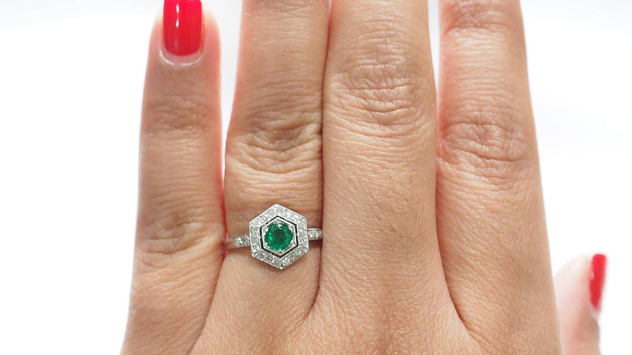 Bague 55.5 Bague hexagonale en platine, émeraude et diamants 58 Facettes 33046