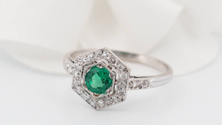 Bague 55.5 Bague hexagonale en platine, émeraude et diamants 58 Facettes 33046