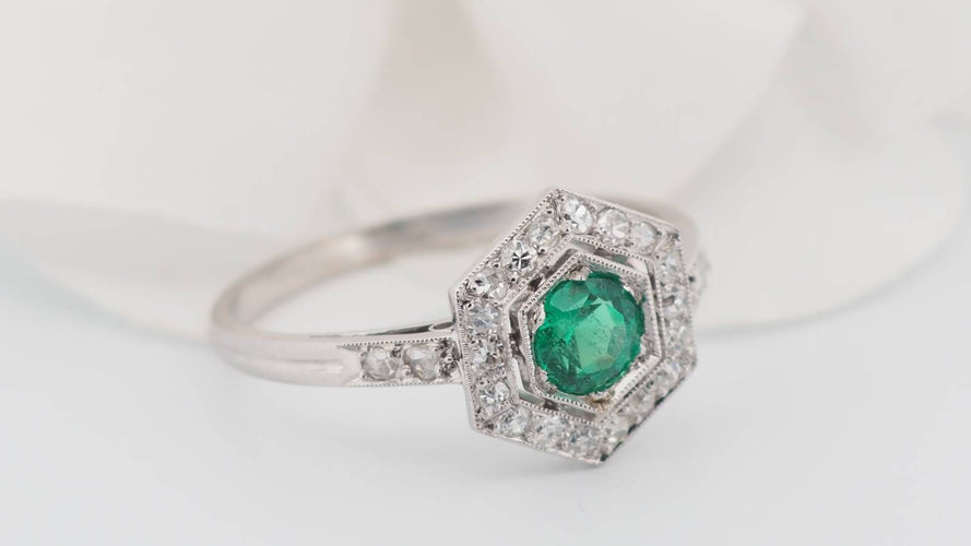 Bague 55.5 Bague hexagonale en platine, émeraude et diamants 58 Facettes 33046