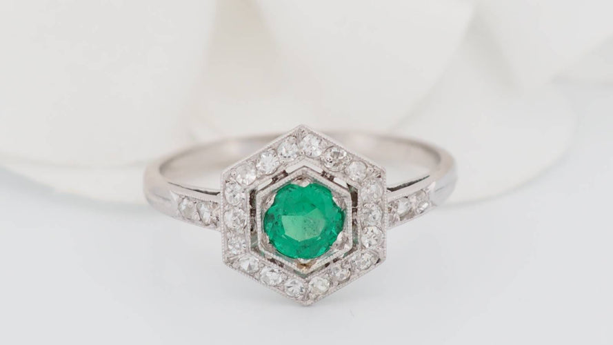 Bague 55.5 Bague hexagonale en platine, émeraude et diamants 58 Facettes 33046
