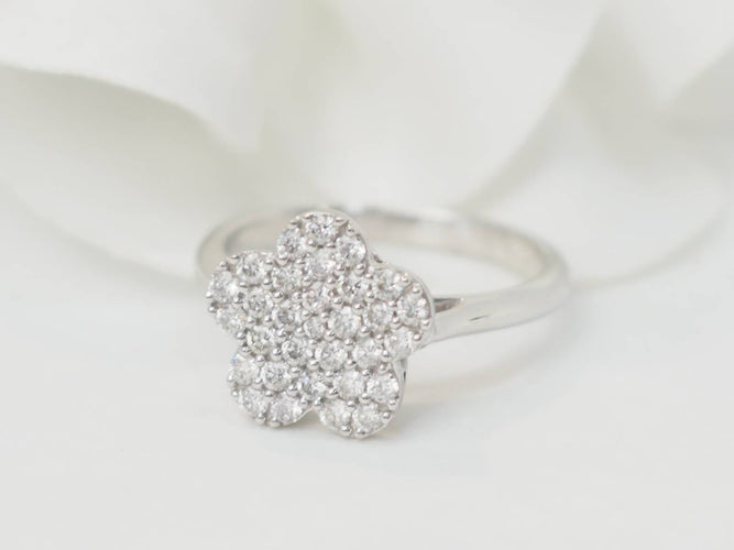 Bague 52 Bague fleur en or blanc et diamants 58 Facettes 21524