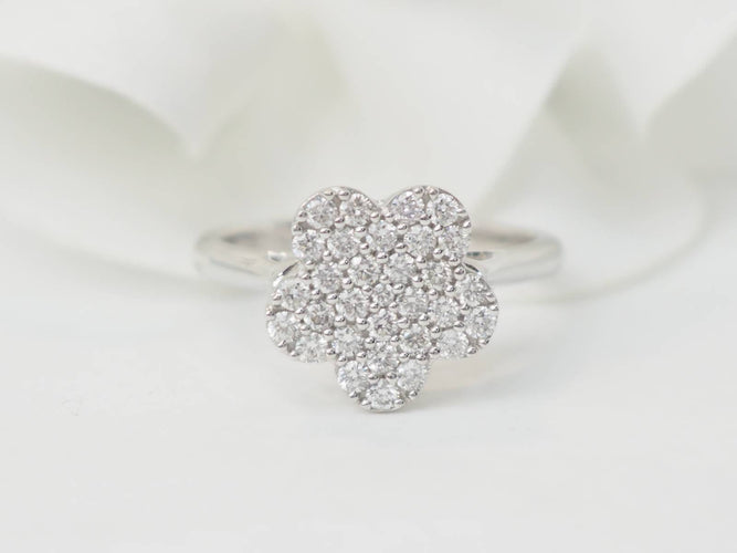 Bague 52 Bague fleur en or blanc et diamants 58 Facettes 21524